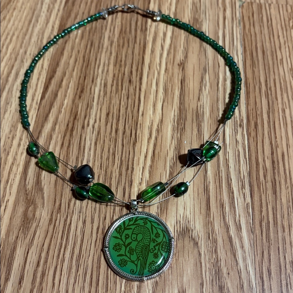 VINTAGE GREEN PHEASANT MEDALLION PENDANT BEADED WIRE 19" NECKLACE